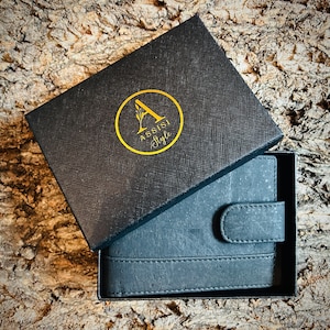 Cartera vegana para hombre – Cartera de corcho negro con bloqueo RFID de Assisi Style – Regalo ecológico y sostenible – Hecha a mano, ligera y duradera