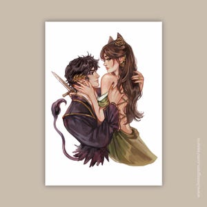 Puede incluir: Ilustraci&oacute;n en acuarela de una pareja abraz&aacute;ndose, uno de ellos sosteniendo una espada. El hombre viste una t&uacute;nica morada oscura con detalles dorados y una corona de laurel. La mujer lleva un vestido verde y tiene orejas de gato. Tema rom&aacute;ntico.