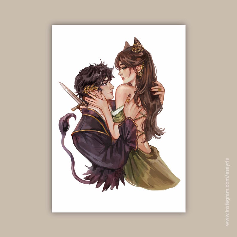 Puede incluir: Ilustraci&oacute;n en acuarela de una pareja abraz&aacute;ndose, uno de ellos sosteniendo una espada. El hombre viste una t&uacute;nica morada oscura con detalles dorados y una corona de laurel. La mujer lleva un vestido verde y tiene orejas de gato. Tema rom&aacute;ntico.