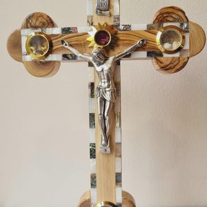 Handgemachtes Kruzifix aus Olivenholz & Perlmutt aus Jerusalem, dem Heiligen Land