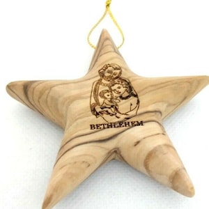 Met de hand gemaakt olijfhouten ornament met ster van Bethlehem met gegraveerde Heilige Familie