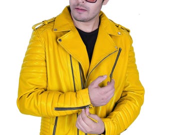 Könnte beinhalten: Eine gelbe Lederjacke im Motorrad-Stil mit Steppmuster und Reißverschluss.