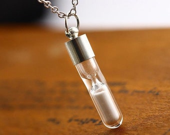 Vintage Glass Phosphor Necklace Glow In The Dark Luminous Casual Noctilucous Hourglass Tube Bottle Glass Pendant Necklace Unisex