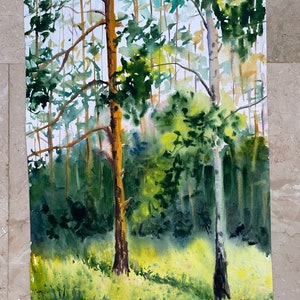 Acquerello originale estate nella foresta. Due alberi. Il pino è simbolo di forza maschile, la betulla è simbolo di flessibilità femminile