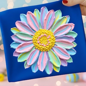 Puede incluir: Una obra de arte vibrante y texturizada que presenta una gran flor colorida sobre un fondo azul oscuro. Los pétalos de la flor están rayados con tonos pastel de rosa, azul, verde y amarillo, con un centro amarillo texturizado.