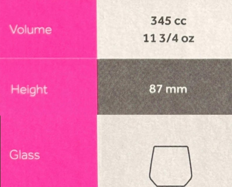 Puede incluir: Un diagrama que muestra el volumen, la altura y la forma de un vaso. El volumen es de 345 cc o 11 3/4 oz. La altura es de 87 mm. El vaso es transparente y tiene un fondo redondeado.