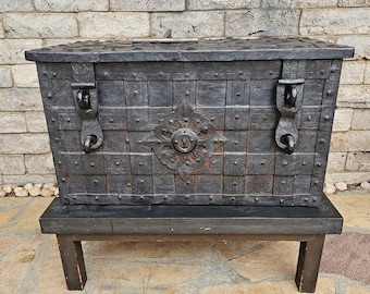 Antique Hand-Forged Iron Chest from the 17th Century - Artisan Elegance