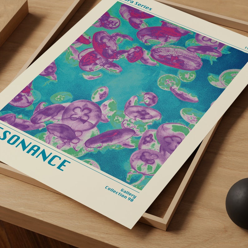 K&ouml;nnte beinhalten: Ein lebendiger, abstrakter Druck mit einer Ansammlung von Quallen in Violett-, Gr&uuml;n- und Blaut&ouml;nen vor einem t&uuml;rkisfarbenen Hintergrund. Der Text "RESONANCE" ist in fetten, blauen Buchstaben unten links gedruckt. Der Text "Gallery Collection 98" ist unten rechts in Schwarz gedruckt.