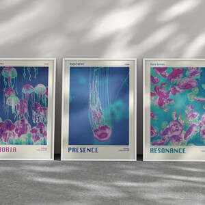 K&ouml;nnte beinhalten: Drei gerahmte Drucke mit blauem Hintergrund und einem Quallen-Design. Die Drucke sind mit "Euphoria", "Presence" und "Resonance" betitelt.
