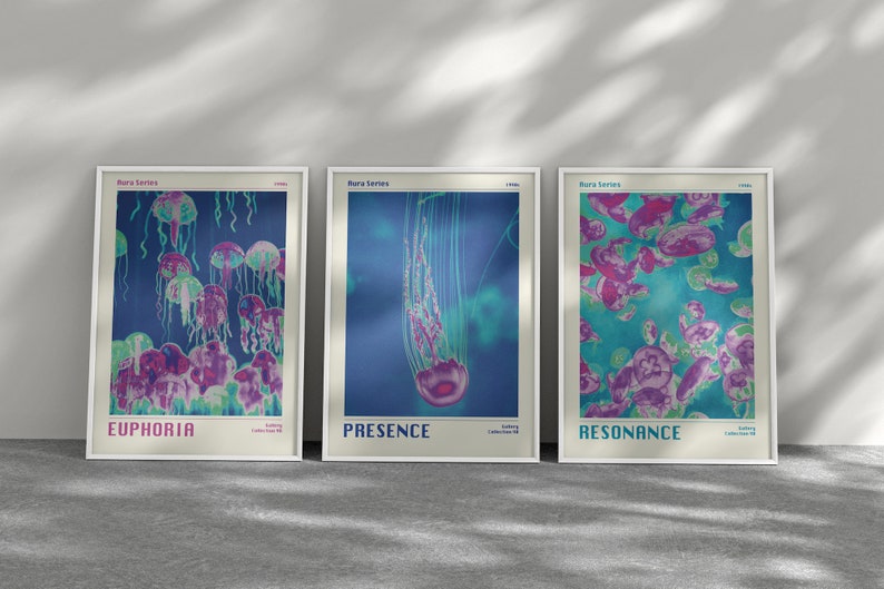 K&ouml;nnte beinhalten: Drei gerahmte Drucke mit blauem Hintergrund und einem Quallen-Design. Die Drucke sind mit "Euphoria", "Presence" und "Resonance" betitelt.