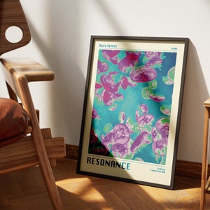 K&ouml;nnte beinhalten: Ein gerahmtes Poster mit blauem und gr&uuml;nem Hintergrund, das ein Muster aus lila Quallen zeigt. Das Poster tr&auml;gt den Titel "RESONANCE" und ist Teil der Kollektion "Aura Series".