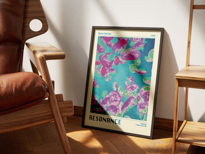 K&ouml;nnte beinhalten: Ein gerahmtes Poster mit blauem und gr&uuml;nem Hintergrund, das ein Muster aus lila Quallen zeigt. Das Poster tr&auml;gt den Titel "RESONANCE" und ist Teil der Kollektion "Aura Series".