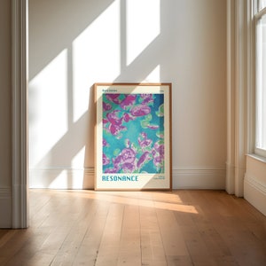 K&ouml;nnte beinhalten: Ein Poster mit einem t&uuml;rkisfarbenen Hintergrund und einem Design aus lila und rosa Quallen. Das Poster tr&auml;gt den Titel "RESONANCE" und ist Teil der "Aura Series".