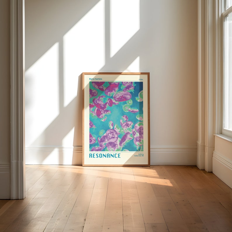 K&ouml;nnte beinhalten: Ein Poster mit einem t&uuml;rkisfarbenen Hintergrund und einem Design aus lila und rosa Quallen. Das Poster tr&auml;gt den Titel "RESONANCE" und ist Teil der "Aura Series".