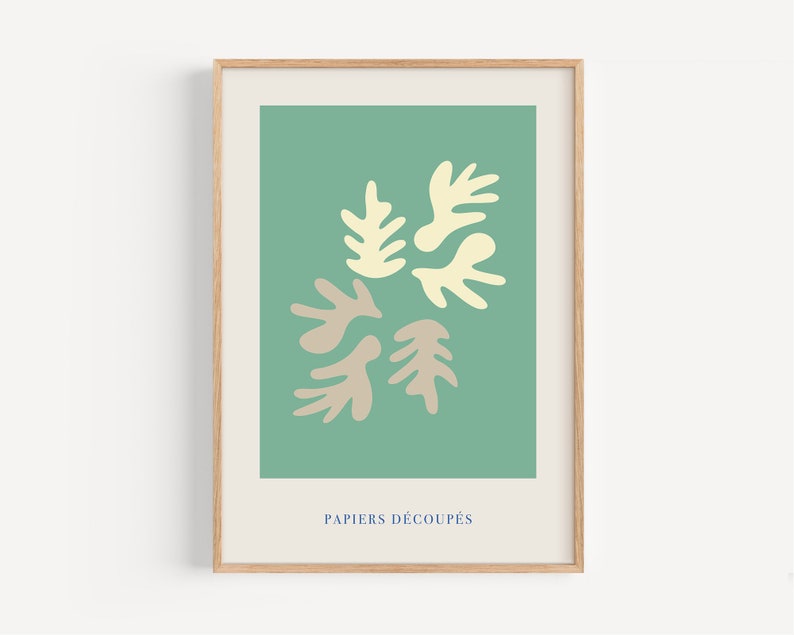 K&ouml;nnte beinhalten: Ein gerahmter Druck mit gr&uuml;nem Hintergrund und einem Design aus f&uuml;nf abstrakten Formen in Beige und Gelb. Der Text "PAPIERS D&Eacute;COUP&Eacute;S" befindet sich am unteren Rand des Drucks.