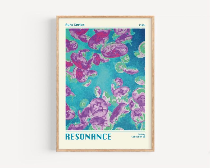 K&ouml;nnte beinhalten: Ein Poster mit blauem und gr&uuml;nem Hintergrund, das ein Muster aus lila und rosa Quallen zeigt. Das Poster tr&auml;gt den Titel "RESONANCE" und ist Teil der Kollektion "Aura Series". Das Poster stammt aus dem Jahr 1998.