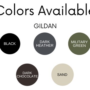 Puede incluir: Opciones de color para la ropa de la marca Gildan. Los colores son negro, gris oscuro, verde militar, chocolate oscuro y arena.
