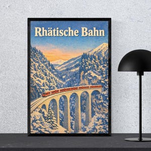 Puede incluir: Un póster vintage enmarcado que muestra un tren rojo cruzando un puente de piedra en un paisaje montañoso nevado. El póster tiene el texto "Rhätische Bahn" en la parte superior, sobre un cielo azul con tonos anaranjados.