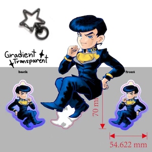 Puede incluir: Un llavero de acrílico con un personaje de dibujos animados con peinado tupé azul oscuro, vistiendo un uniforme azul oscuro con panel pectoral amarillo y detalles dorados. El llavero mide 70 mm de alto y 54,622 mm de ancho, con un cierre en forma de estrella.