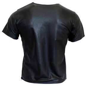 Puede incluir: Una camiseta de manga corta de cuero sint&eacute;tico negro.