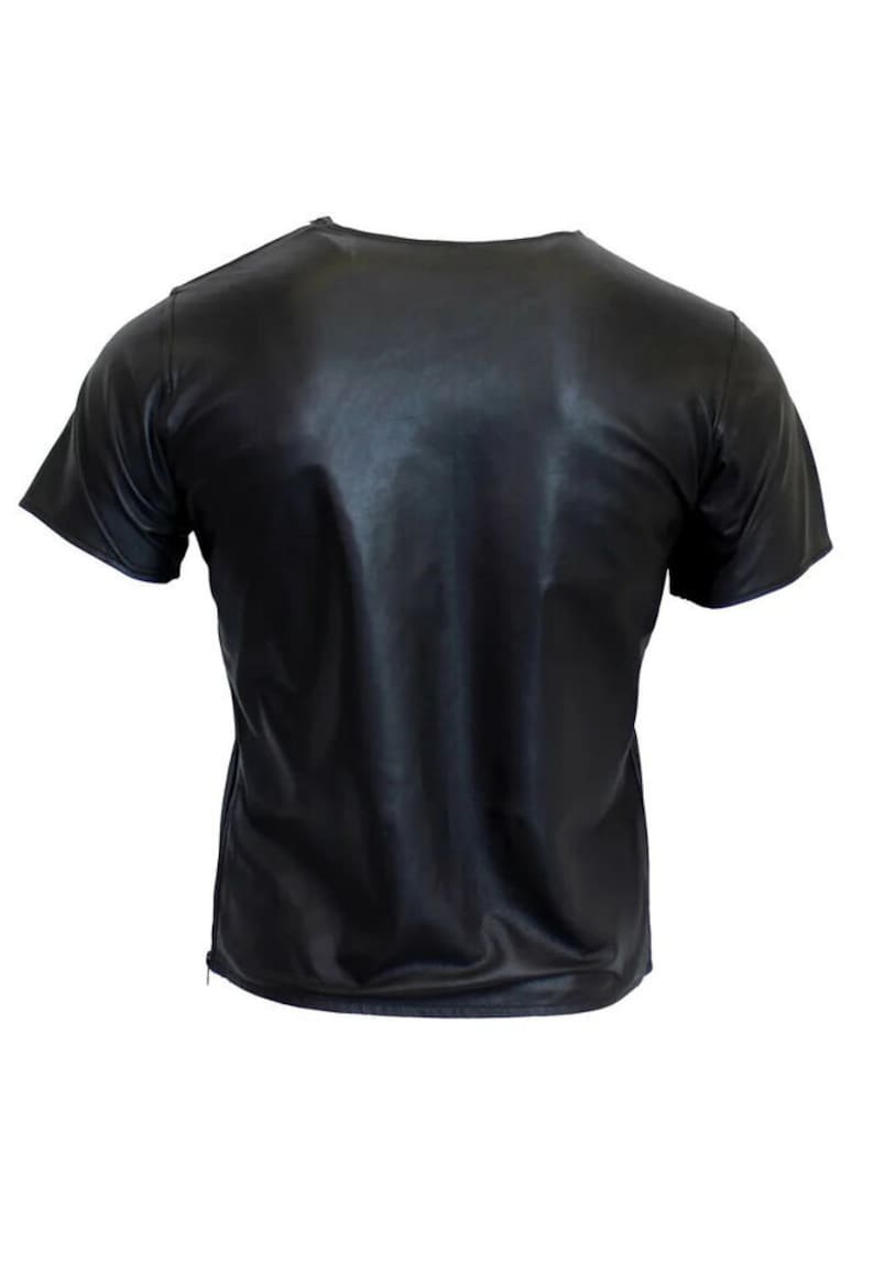 Puede incluir: Una camiseta de manga corta de cuero sint&eacute;tico negro.