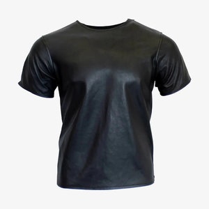 Puede incluir: Una camiseta de cuero negra de manga corta.