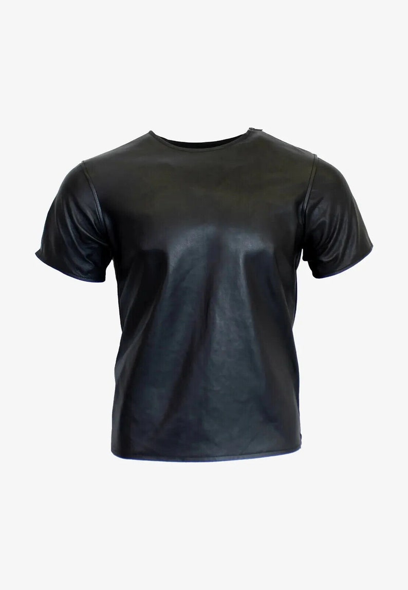 Puede incluir: Una camiseta de cuero negra de manga corta.