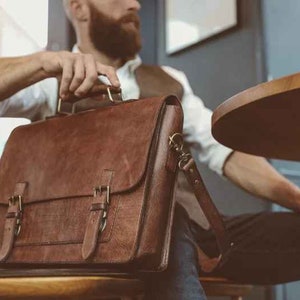 Bolsa de couro tipo carteiro, pasta de couro para laptop, pasta rústica, bolsa elegante, bolsa transversal feita à mão, moda metropolitana retrô, moderna