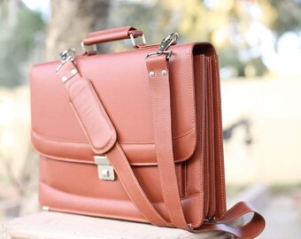 Borsa a tracolla in pelle italiana realizzata a mano: marrone, ideale per laptop.