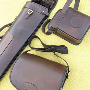 Puede incluir: Tres bolsas de cuero marrón con correas. La bolsa más grande es un bolso de bandolera con cierre de solapa. La bolsa del medio es una bolsa rectangular con cierre de solapa. La bolsa más pequeña es una bolsa cilíndrica con cierre de cremallera.