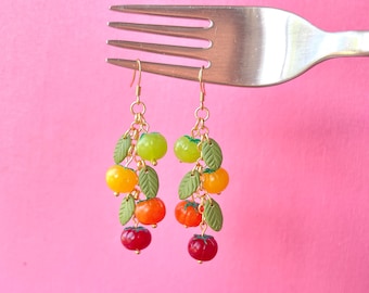 Pendientes de verano para niña con tomate reliquia y hojas de albahaca. Joyería de estilo italiano, mediterráneo y griego. Hechos de arcilla polimérica.