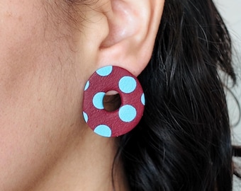 Aretes marrones con puntos azules. Hechos con arcilla polimerica.