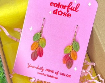 Pendientes de hojas de otoño. Hojas otoñales que cambian de color al caer.