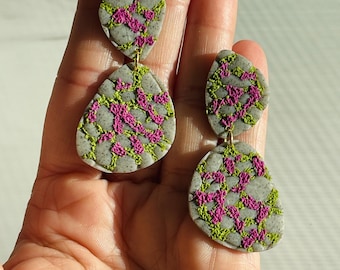 Aretes de piedra y flores. Accesorios para ropa de Primavera.