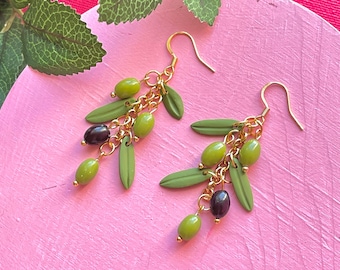 Pendientes de verano con forma de rama de olivo verde. Joyería de estilo italiano, mediterráneo y griego. Hechos de arcilla polimérica.