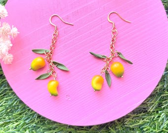 Pendientes hawaianos de verano con forma de rama de mango. Joyería hawaiana. Hechos con arcilla polimérica.