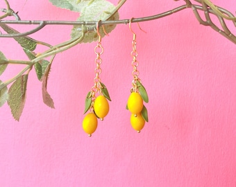 Pendientes de verano con forma de rama de limón para chica italiana. Joyería de estilo italiano, mediterráneo y griego. Hechos con arcilla polimérica.