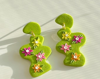 Aretes de flores. Accesorios para ropa de Primavera.