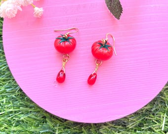 Pendientes de verano con tomate rojo de reliquia. Joyería de estilo italiano, mediterráneo y griego. Hechos de arcilla polimérica.