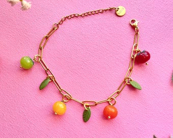 Pulsera de oro con dije de tomate reliquia y hojas de albahaca. Joyería de estilo italiano, mediterráneo y griego. Hecha de arcilla polimérica.