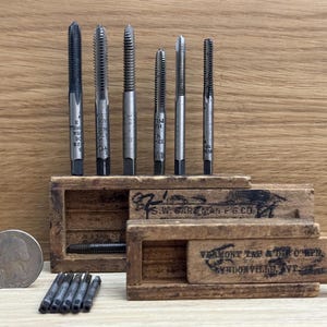 Machos de roscar, matrices y placas de tornillos vintage de S W Card Manufacturing CO en caja original, década de 1900