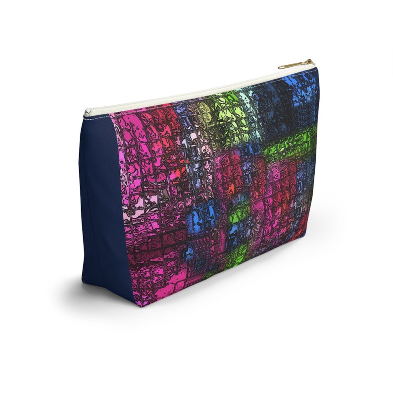 Estuche abstracto geométrico con forma de gema, con base en forma de T y cierre de cremallera en un práctico tamaño grande, de la galería de la artista Cori Carroll. imagen 10