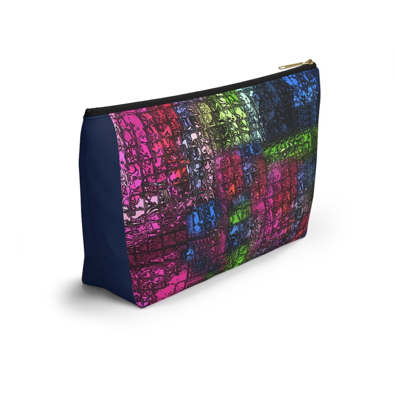 Estuche abstracto geométrico con forma de gema, con base en forma de T y cierre de cremallera en un práctico tamaño grande, de la galería de la artista Cori Carroll. imagen 5