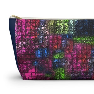Estuche abstracto geométrico con forma de gema, con base en forma de T y cierre de cremallera en un práctico tamaño grande, de la galería de la artista Cori Carroll. imagen 1