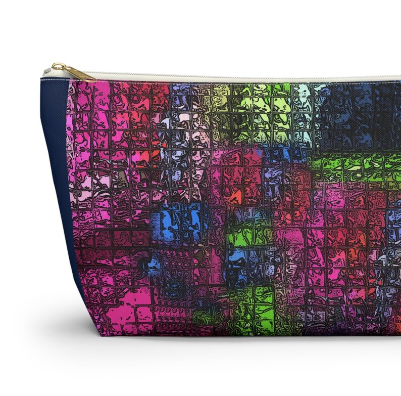 Estuche abstracto geométrico con forma de gema, con base en forma de T y cierre de cremallera en un práctico tamaño grande, de la galería de la artista Cori Carroll. imagen 1