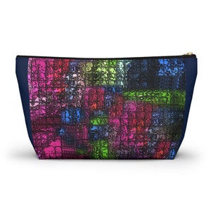 Estuche abstracto geométrico con forma de gema, con base en forma de T y cierre de cremallera en un práctico tamaño grande, de la galería de la artista Cori Carroll. imagen 6