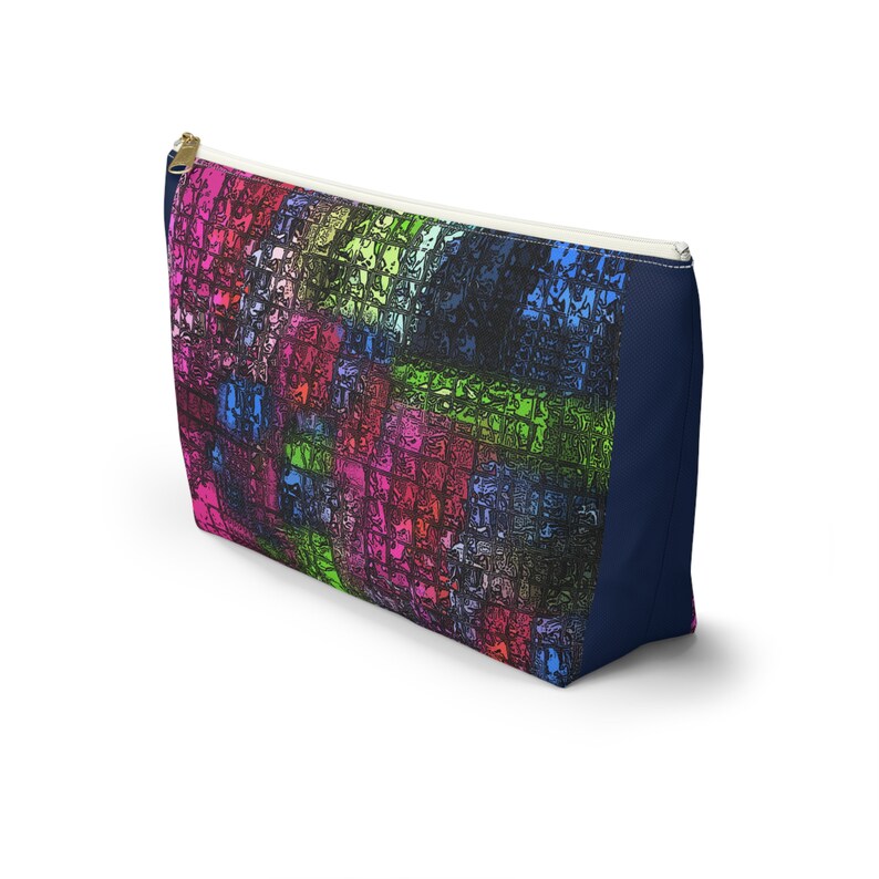 Estuche abstracto geométrico con forma de gema, con base en forma de T y cierre de cremallera en un práctico tamaño grande, de la galería de la artista Cori Carroll. imagen 9