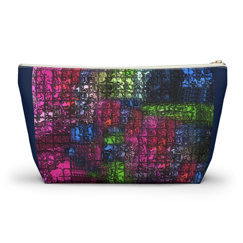 Estuche abstracto geométrico con forma de gema, con base en forma de T y cierre de cremallera en un práctico tamaño grande, de la galería de la artista Cori Carroll. imagen 8