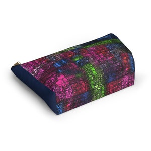 Estuche abstracto geométrico con forma de gema, con base en forma de T y cierre de cremallera en un práctico tamaño grande, de la galería de la artista Cori Carroll. imagen 7