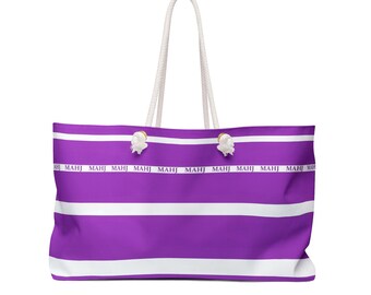 La bolsa de fin de semana MAHJ de 61 x 33 cm es práctica para llevar todo el Mahjong. Combina con nuestra popular bolsa para guardar fichas en lavanda y blanco.